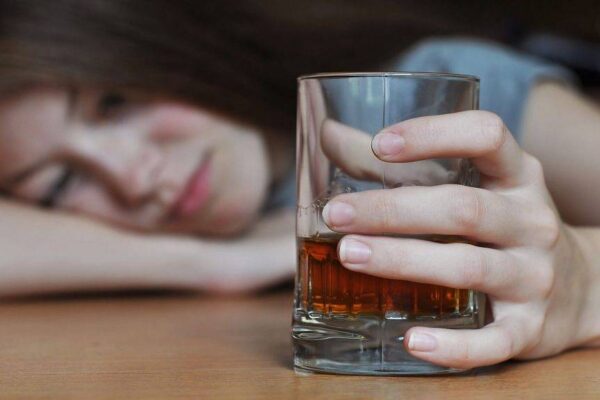 Spożywanie alkoholu przez młodzież – problem w dorosłości